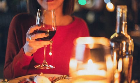 Romantická večeře při svíčkách s vínem
