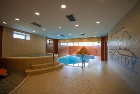 Bazén s protiproudem a vířivka ve wellness