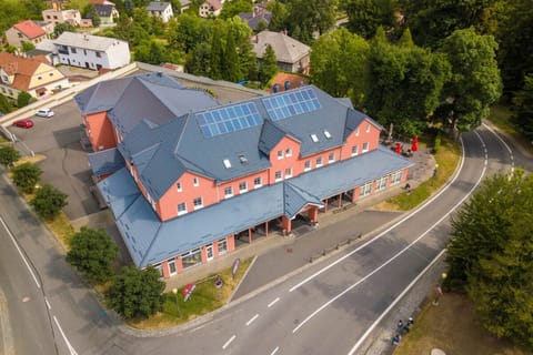 Letecký pohled na Hotel Hukvaldy a okolní zeleň