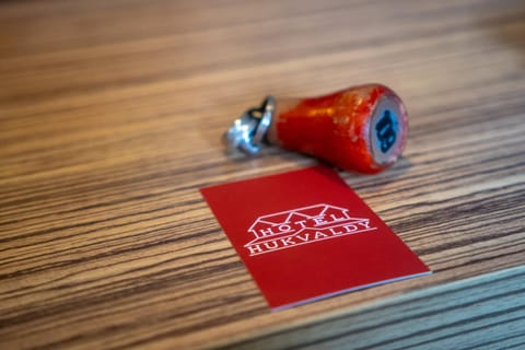 Klíč od pokoje a hotelová karta Hotelu Hukvaldy