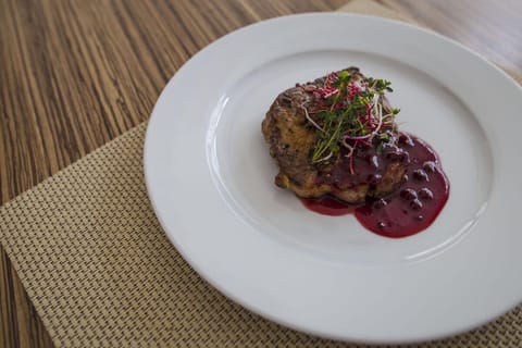 Steak s omáčkou z lesního ovoce