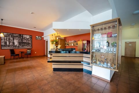 Vstupní hala s barem a vitrínou v Hotelu Hukvaldy