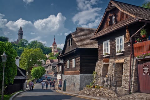Štramberk s věží Trúba a roubenkami
