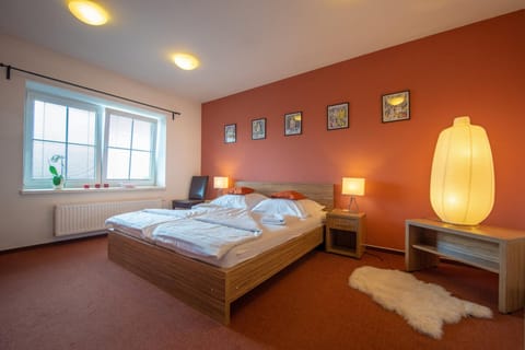 Dvoulůžkový pokoj s manželskou postelí v Hotelu Hukvaldy