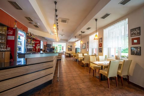 Restaurace s barem a stoly