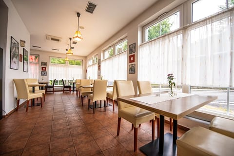 Prosvětlená restaurace s velkými okny