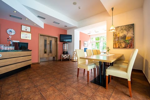 Část restaurace s barem a posezením