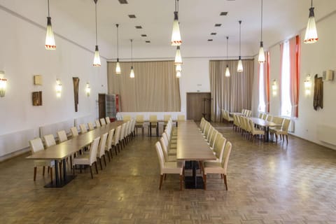 Slavnostní tabule ve společenském sále Hotelu Hukvaldy