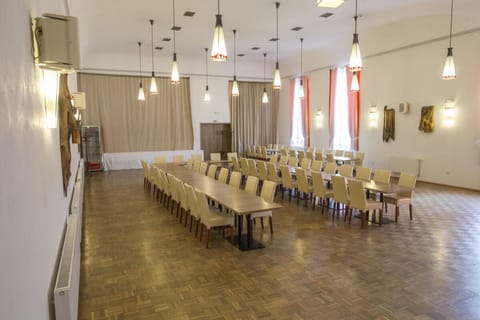 Společenský sál Hotelu Hukvaldy připravený pro oslavu
