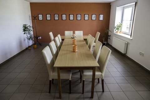 Salonek s dlouhým stolem pro menší skupiny