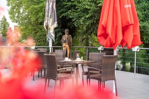 Letní terasa restaurace Hotelu Hukvaldy se slunečníky