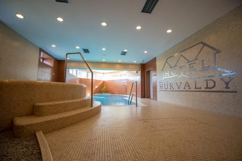 Bazén s protiproudem 8×4 m a vířivka ve wellness Hotelu Hukvaldy