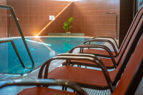 Lehátka u bazénu ve wellness centru Hotelu Hukvaldy